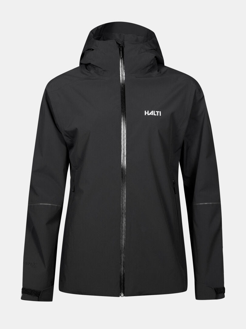 Eine schwarze Halti Staala DX Regenjacke Damen Plus mit Frontreißverschluss und Brustlogo, abgebildet auf einem einfarbigen Hintergrund.
