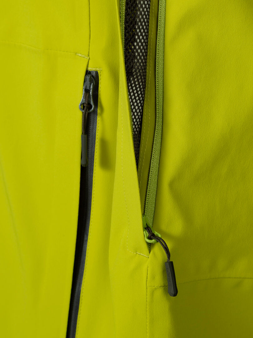 Nahaufnahme der Halti Staala DX Regenjacke Herren, einer leuchtend gelben Herrenjacke mit zwei Reißverschlüssen und schwarzen Mesh-Details.