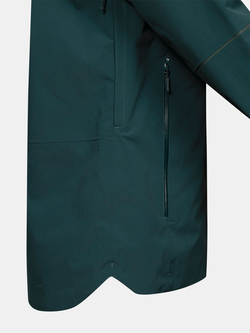 Die Nahaufnahme der Halti Staala DX Regenjacke für Herren zeigt eine vertikale Reißverschlusstasche und sorgfältig verarbeitete Nähte für Outdoor-Abenteuer.