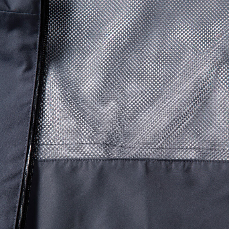 Nahaufnahme des grauen, gepunkteten Netzfutters der Halti Staala DX Regenjacke Herren - perfekt für Outdoor-Abenteuer.