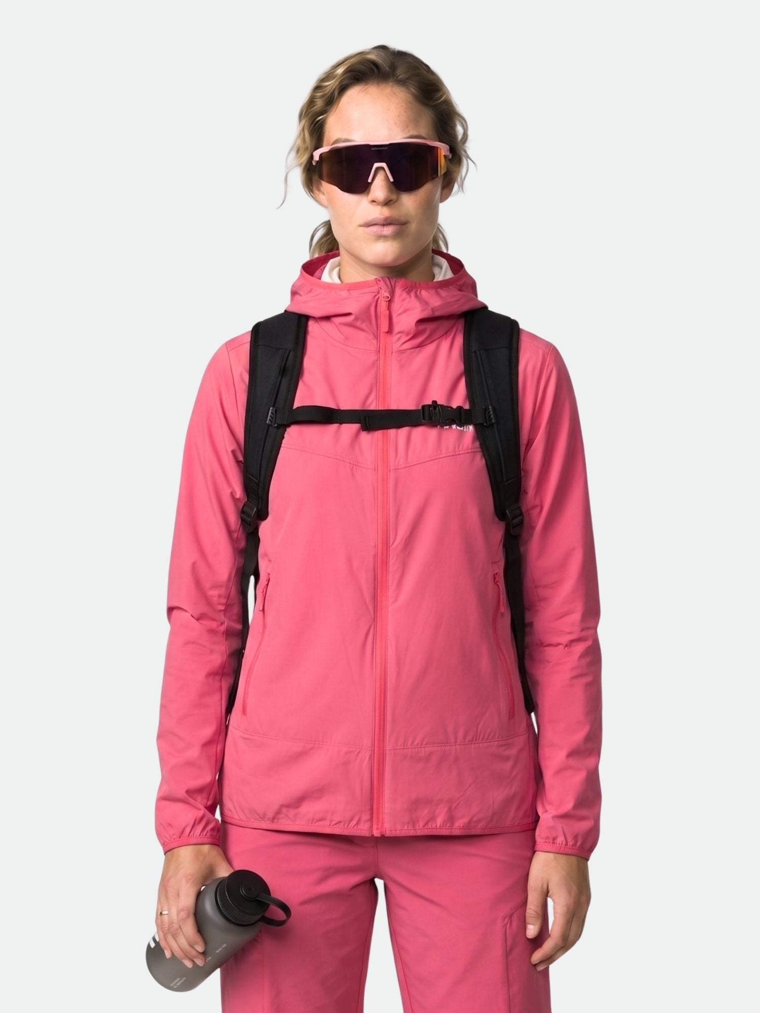 Sie trägt die Halti Pallas Cool X-stretch Jacke Damen und ist mit einer Wasserflasche in der Hand bereit für das Abenteuer.