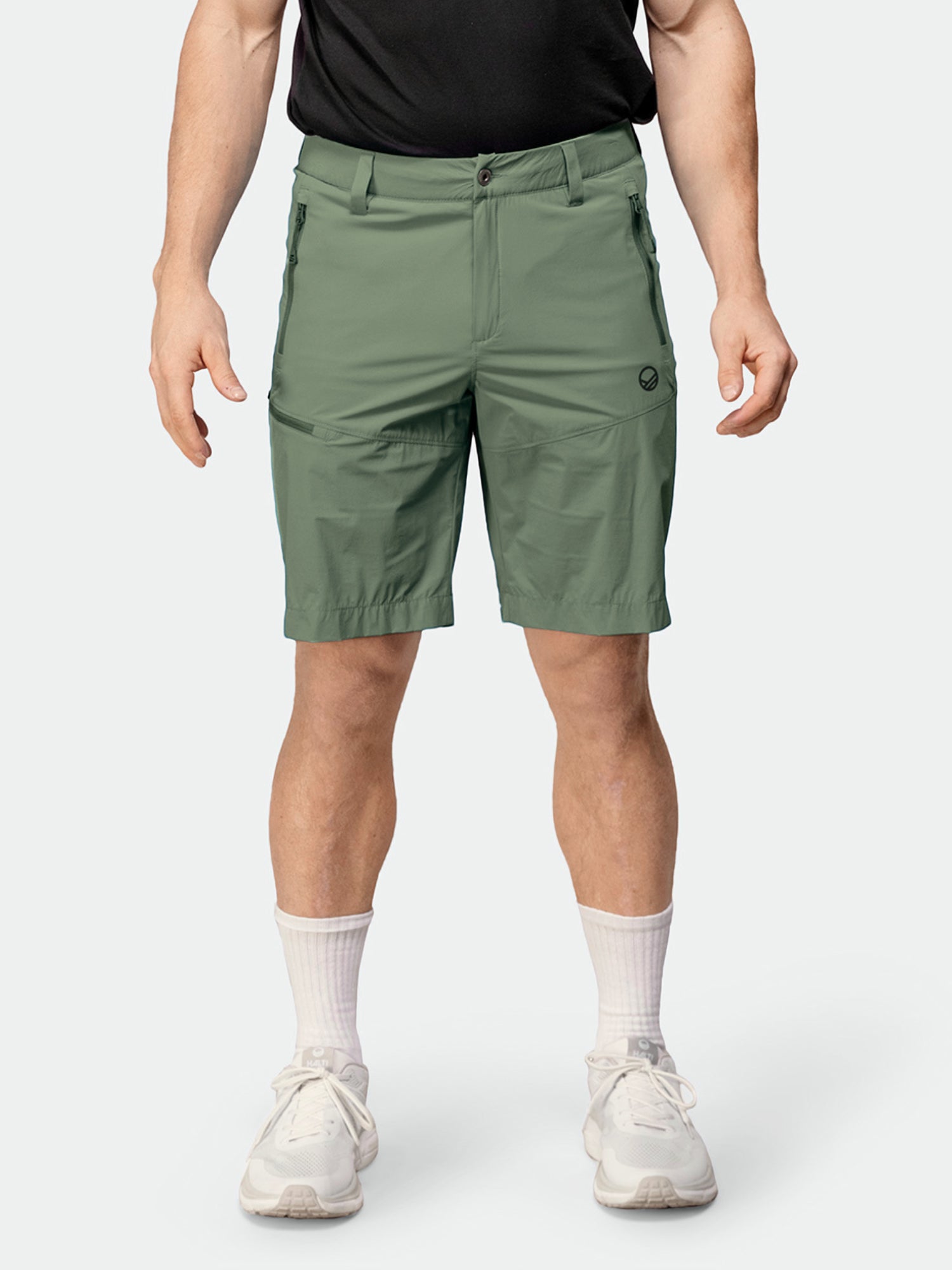 Ein Mann in Halti Pallas Cool X-Stretch Shorts mit UPF 90+ blickt nach vorne, bereit für sommerliche Aktivitäten.