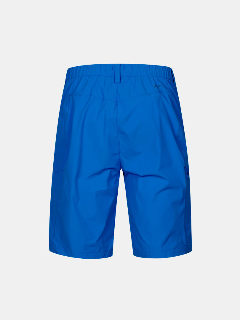 Halti Pallas Cool X-stretch Shorts Herren in leuchtendem Blau mit UPF 90+, von hinten auf einfarbigem Hintergrund.