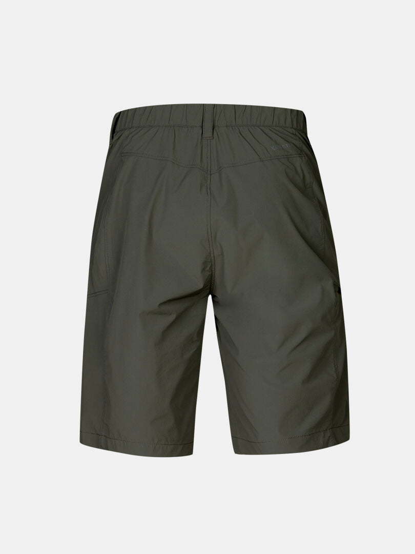 Olivgrüne Halti Pallas Cool X-stretch Shorts Herren mit elastischem Bund, von hinten auf weißem Hintergrund.