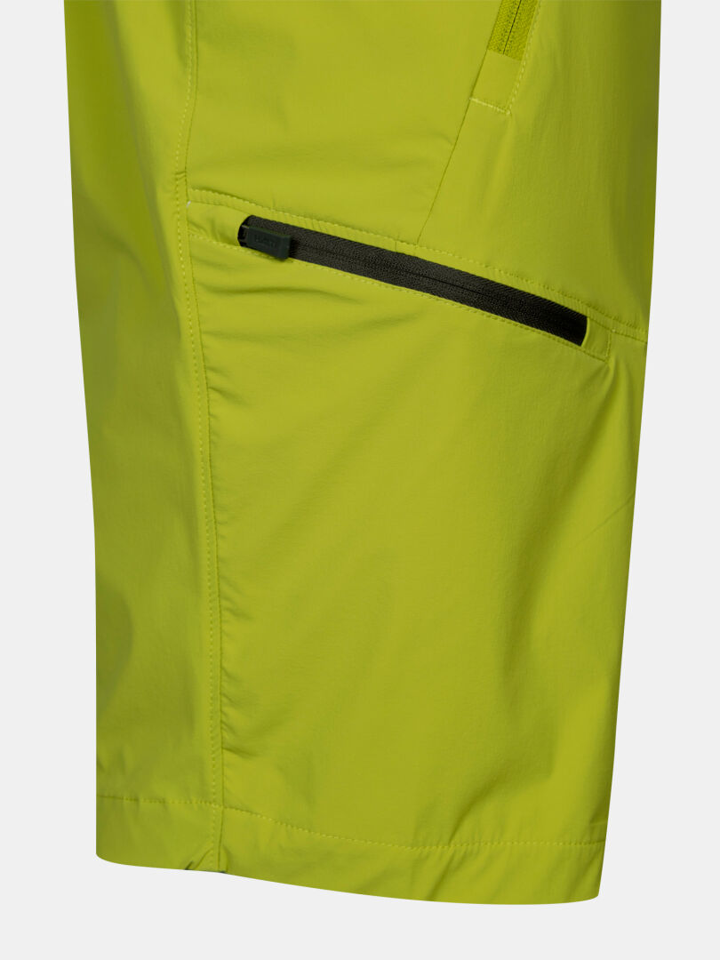 Nahaufnahme der Halti Pallas Cool X-stretch Shorts Herren in lindgrün mit Reißverschlusstasche, Nähten und schnelltrocknendem Stretchmaterial.