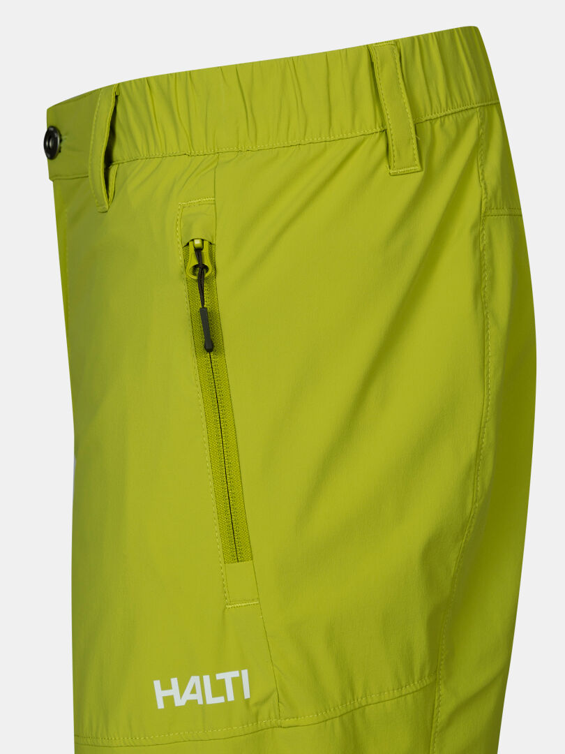 Nahaufnahme der Halti Pallas Cool X-stretch Shorts Herren mit Reißverschlusstasche, Logo und UPF 90+ Sonnenschutz.