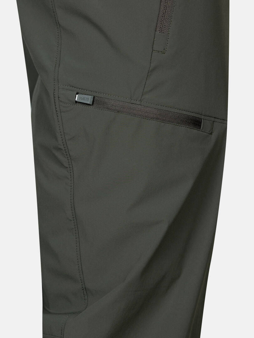 Nahaufnahme der Halti Pallas Cool X-stretch Caprihose Herren mit Reißverschlusstasche, sichtbaren Nähten und Sonnenschutz UPF 90+.