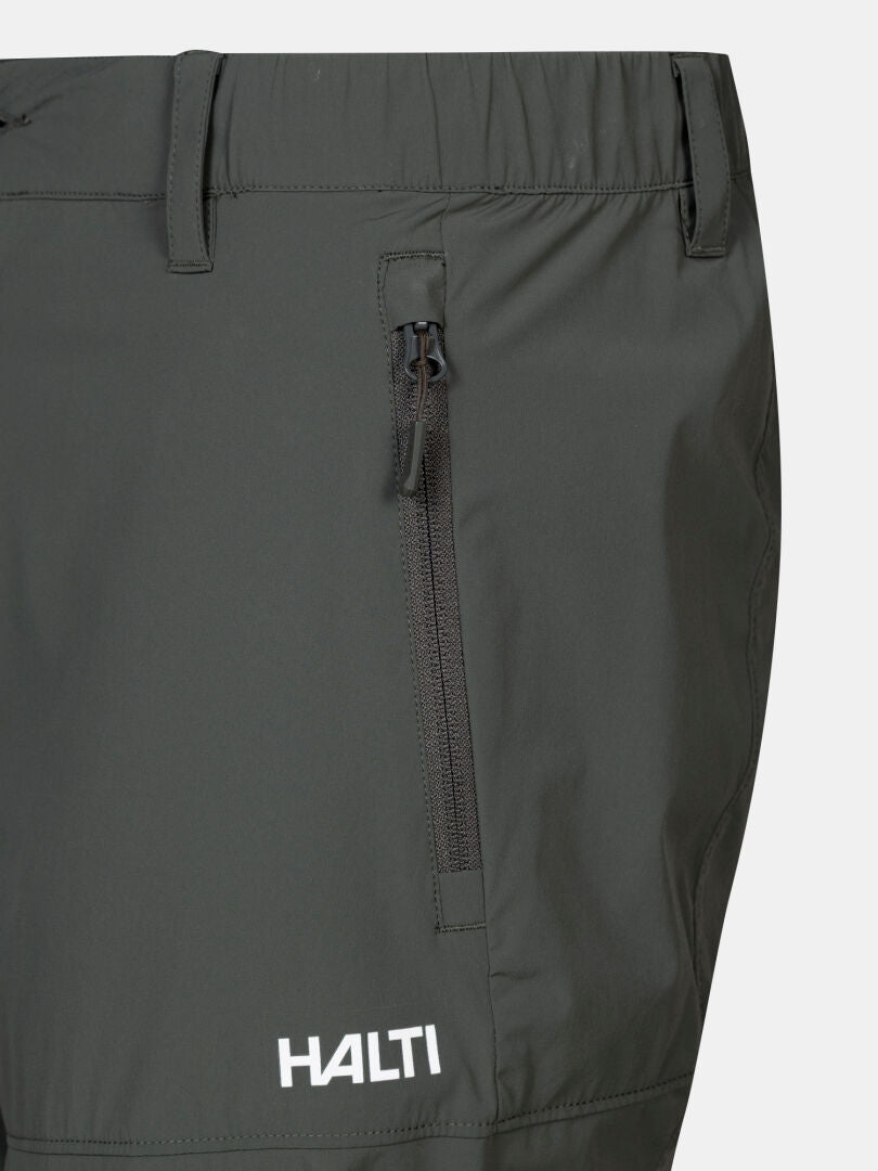 Nahaufnahme der Halti Pallas Cool X-stretch Caprihose Herren, dunkelgrau mit Reißverschlusstasche und Logo - ideal für sommerliche Aktivitäten.