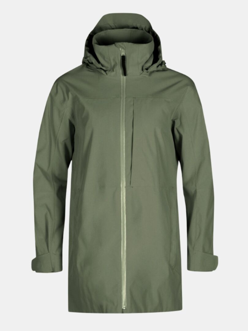 Die Halti Kallas DX Parka Jacke Plus Damen ist eine olivfarbene, wasserdichte Kapuzenjacke mit Reißverschluss und Brusttasche.