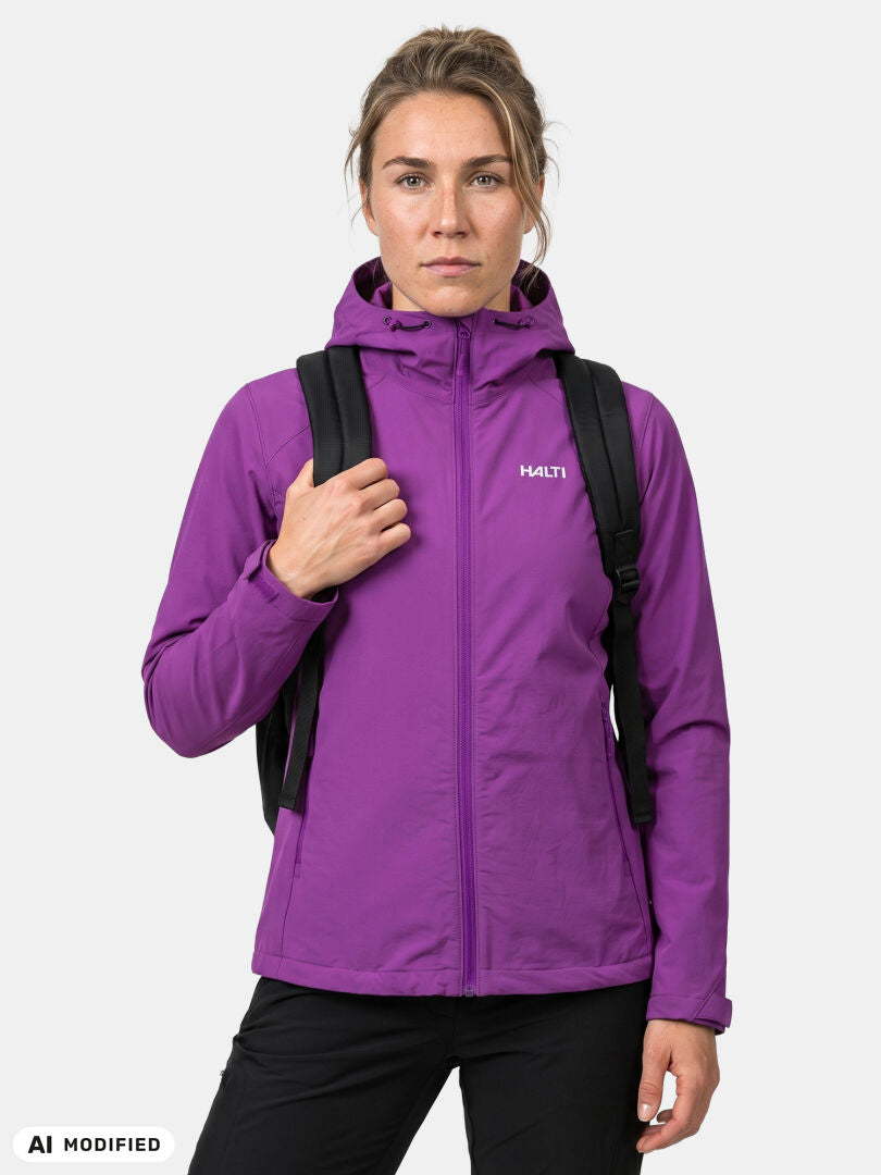 Frau in einer Halti Finholma X-Stretch-Jacke, winddicht, mit Rucksack vor weißem Hintergrund.