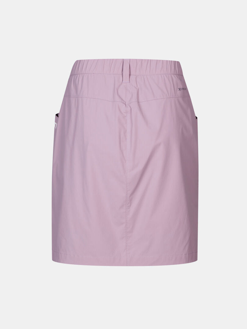 Rückenansicht des Halti Pallas Cool Rock Damen Skort mit elastischem Bund und Seitentaschen, ideal für sommerliche Aktivitäten.
