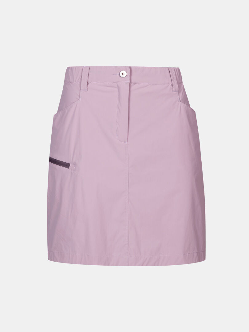 Hellvioletter Pallas Cool Rock Damen Skort von Halti mit Gürtelschlaufen, Knopfleiste und Seitentaschen auf einfarbigem Grund.