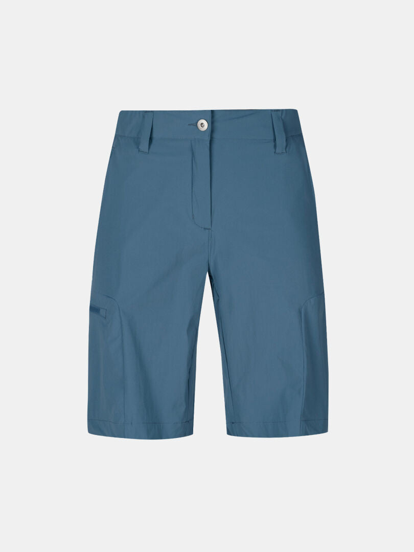 Halti Pallas Cool Shorts Damen Plus: blau, knielang, schnelltrocknender Stretch, Gürtelschlaufen, Seitentaschen, Knopf vorne.