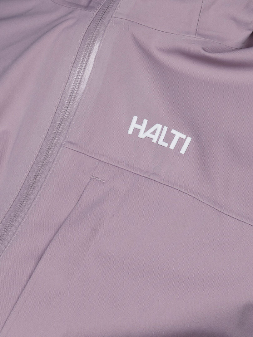 Nahaufnahme einer hellvioletten Halti Taival DX 3L Damen Jacke mit sichtbarem Reißverschluss und weißem Halti Logo.