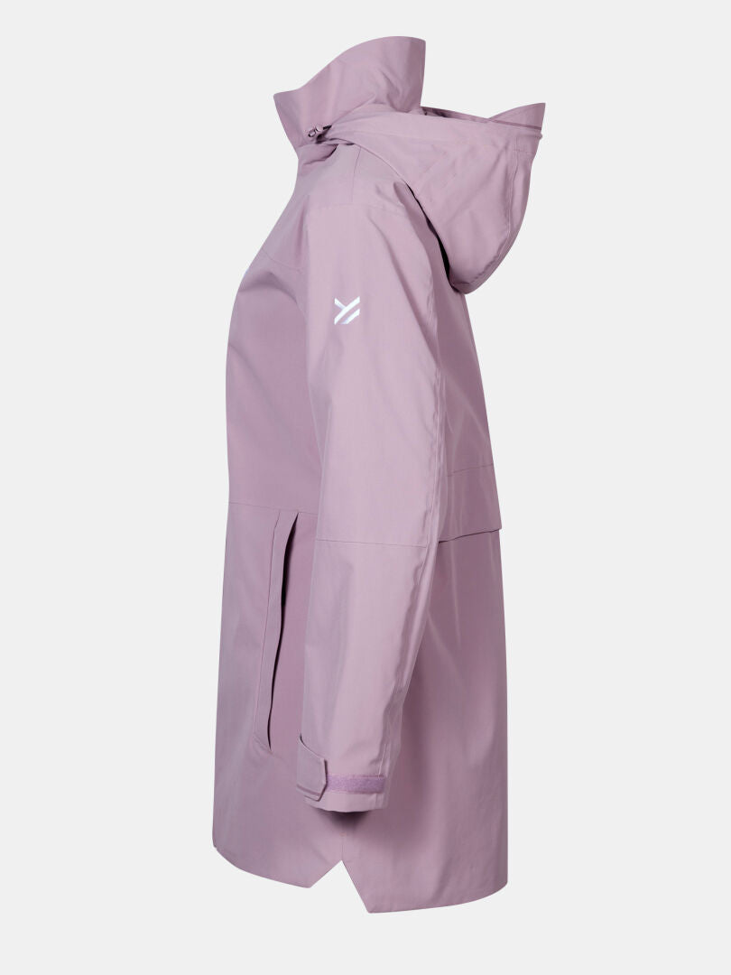Seitenansicht der Halti Valaja DX Parka Jacke Damen Plus, hellviolett, Kapuze, lange Ärmel, weißes Logo am Oberarm.