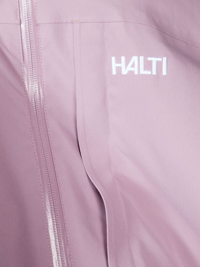 Nahaufnahme einer hellvioletten Halti Valaja DX Parka Jacke Damen Plus, wasserdicht, mit Reißverschluss und weißem Halti-Logo.