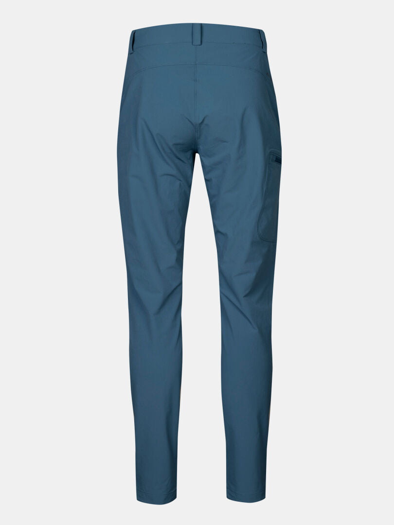 Rückenansicht der Halti Pallas X-stretch Hose Damen Plus in blau mit Gürtelschlaufen und Seitentasche, auf hellem Grund.