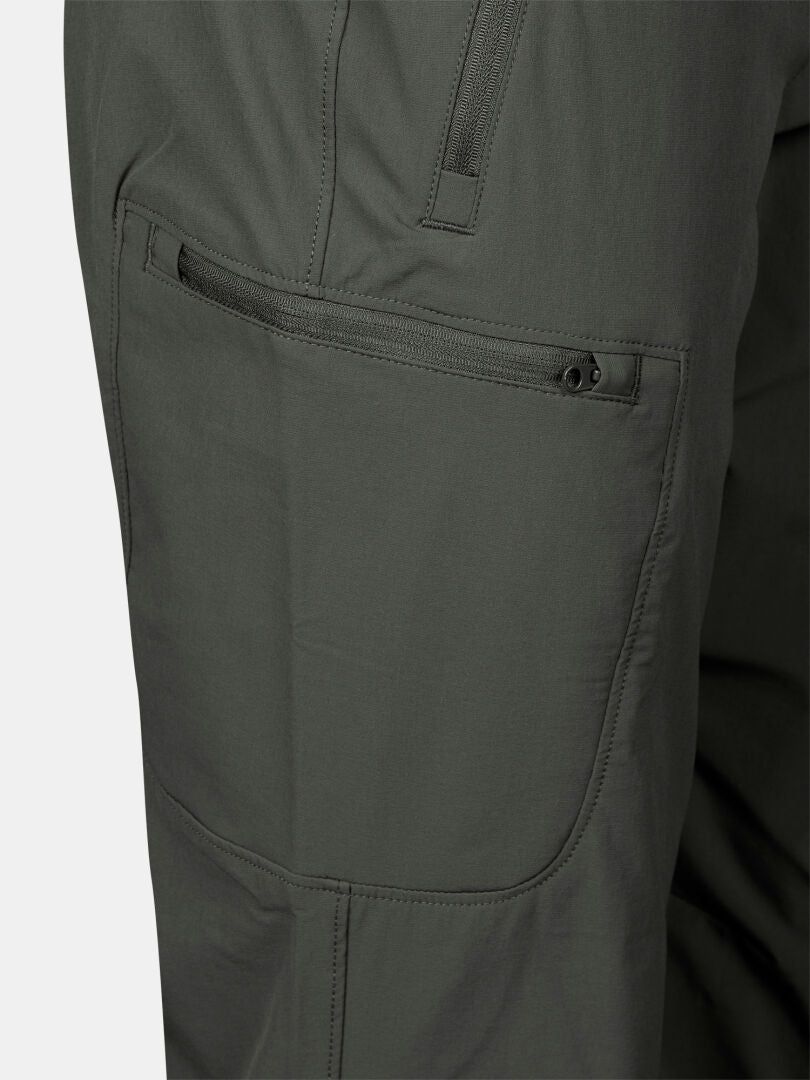 Nahaufnahme der Halti Pallas X-stretch Hose Damen Plus Tasche in dunkelgrau mit Reißverschluss und atmungsaktivem Stretchmaterial.