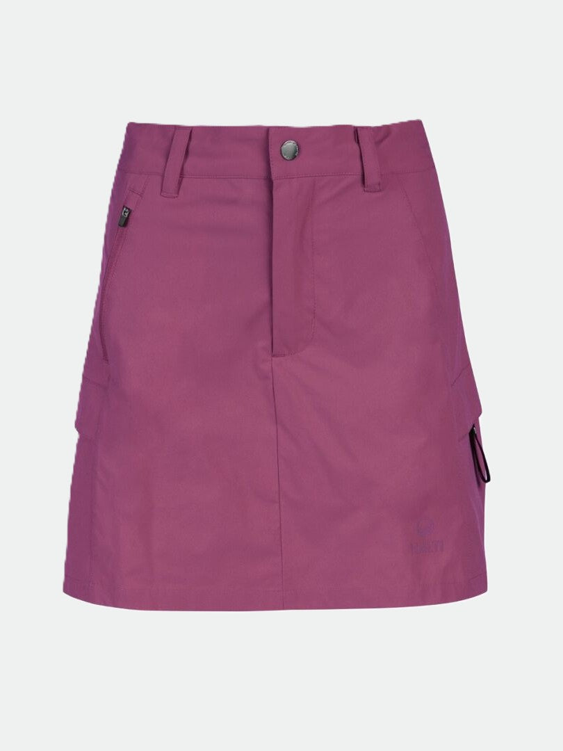 Der Halti Reissu Damen Stretch Rock ist ein knielanger magentafarbener Rock mit Gürtelschlaufen, Seitentasche, Knopf und Logo am Saum.