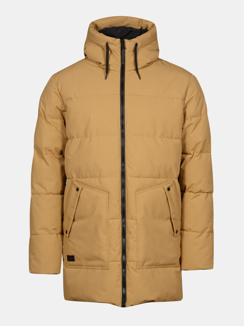 Die Halti Linjat Parka Jacke Herren in tan verfügt über Thermofill-Isolierung, zwei Pattentaschen und einen schlichten Hintergrund.