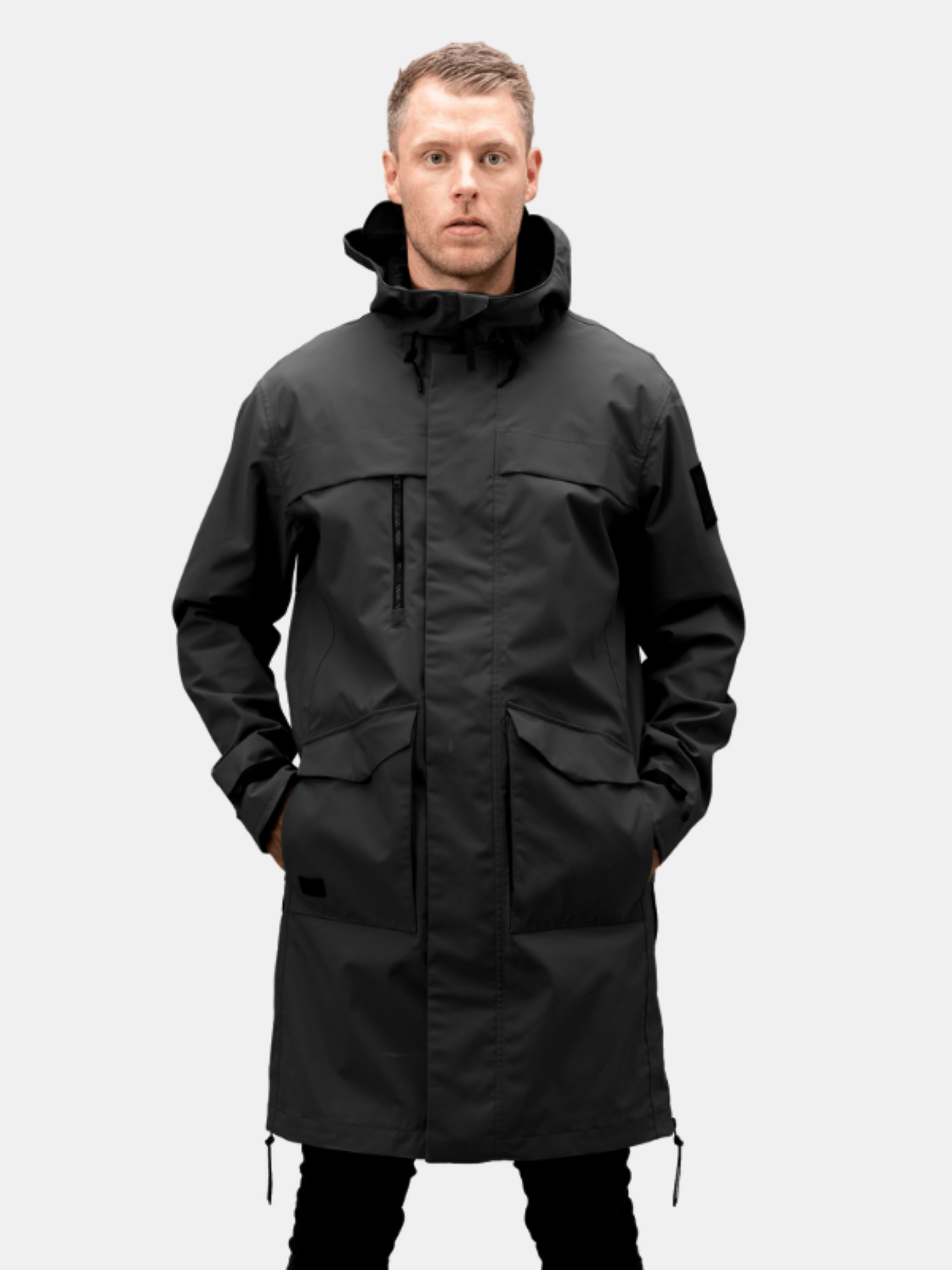 Ein Mann trägt die Halti Tokoi Herren DrymaxX Parka Jacke vor einem schlichten hellen Hintergrund.