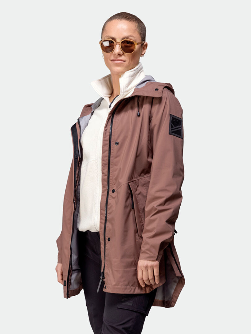 Eine Person mit Sonnenbrille und einem Halti Kurvi DrymaxX 3L Parka Damen steht vor einem schlichten Hintergrund.