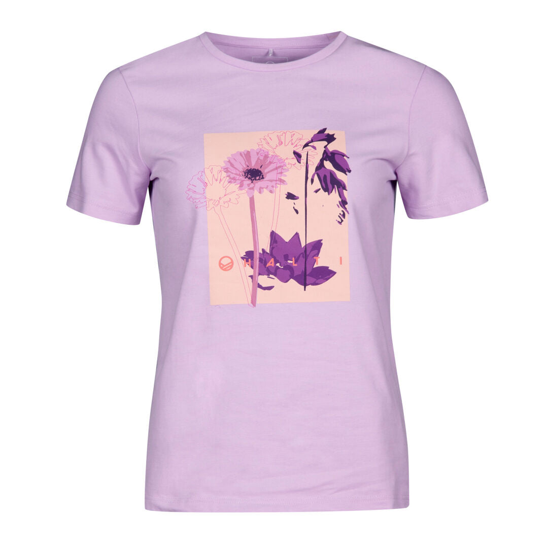 Das Halti Matka T-Shirt Damen ist ein lavendelfarbenes Shirt aus Bio-Baumwolle mit einer rosa Blumengrafik auf der Vorderseite.
