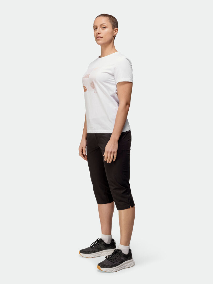 Stehende Person, trägt ein Halti Matka T-Shirt für Damen, schwarze Caprihosen und schwarze Turnschuhe.