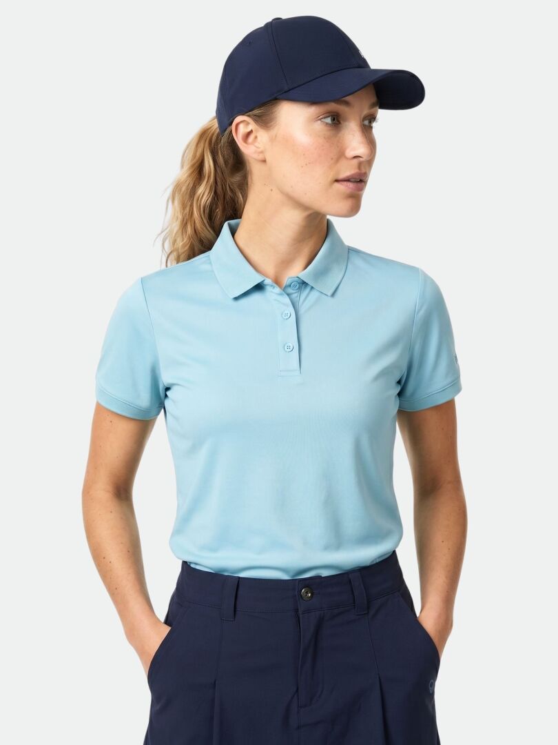 Eine Frau trägt das Laine Technisches Poloshirt Damen von Halti und steckt die Hände in die Taschen.