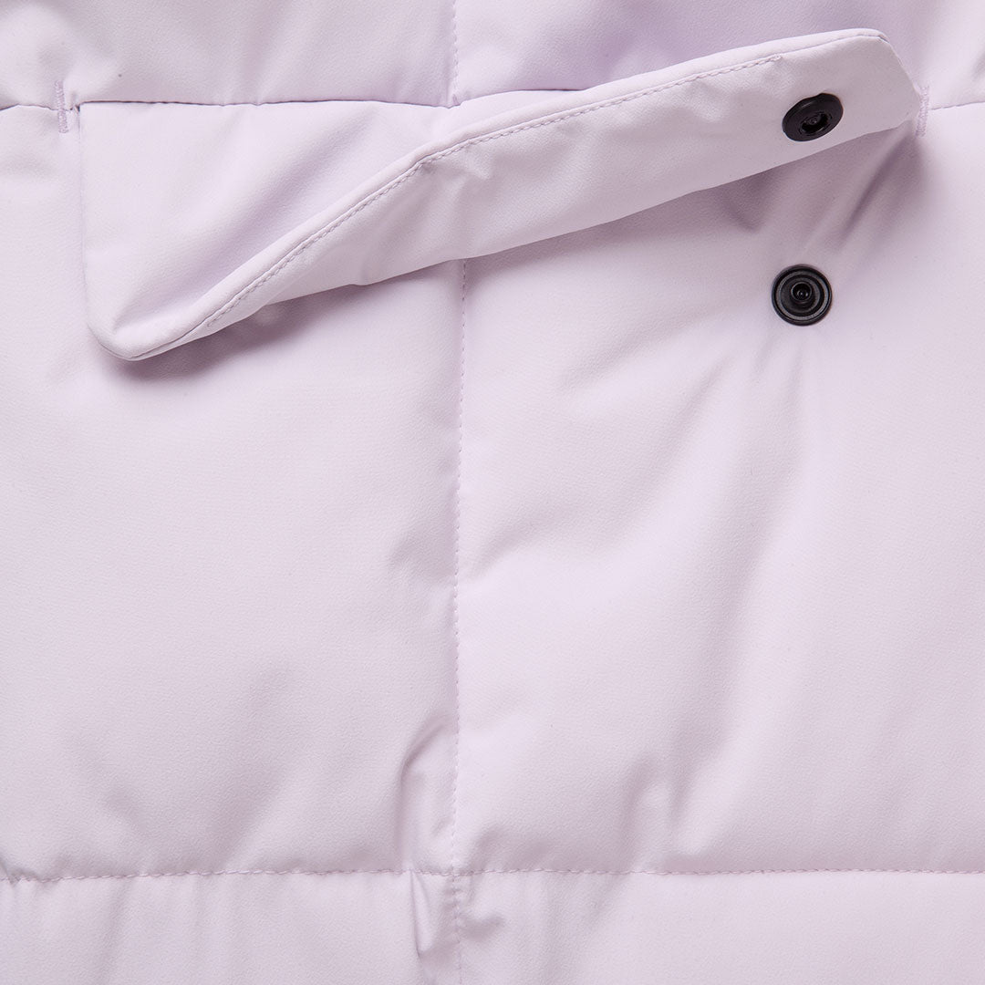 Nahaufnahme einer hellvioletten Halti Penger Winterjacke für Damen mit Druckknopfklappe und gesteppten Nähten.