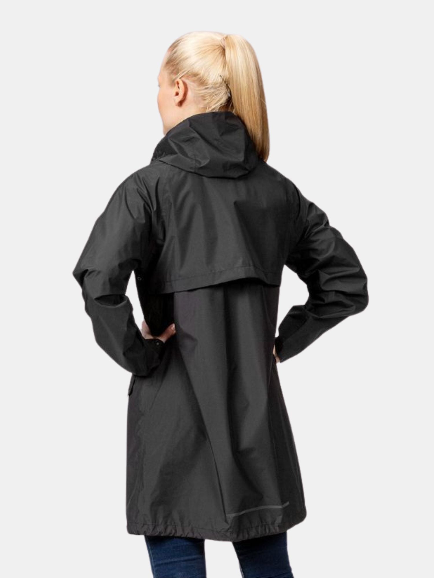 Eine blonde Frau mit Pferdeschwanz trägt die Halti Kevee Parka Jacke Damen, abgebildet von hinten.