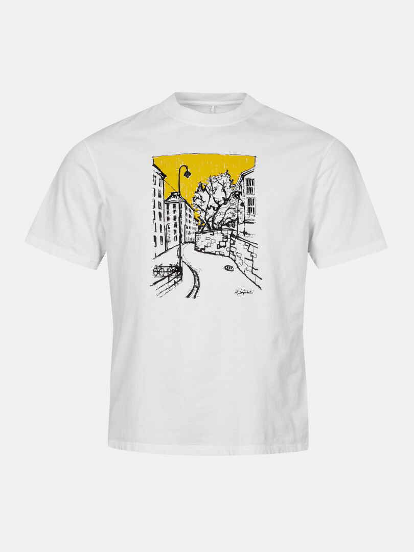 Skaltsi T-Shirt Unisex von Halti: Übergröße, Bio-Baumwolle, schwarze Stadtskizze mit gelbem Himmel und Baumdesign.
