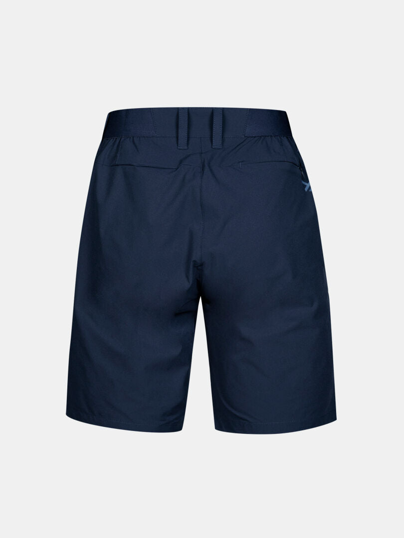 Marineblaue Halti Drive X-stretch Shorts Damen von hinten gezeigt, mit Gürtelschlaufen, zwei Gesäßtaschen, auf einfarbigem Grund.