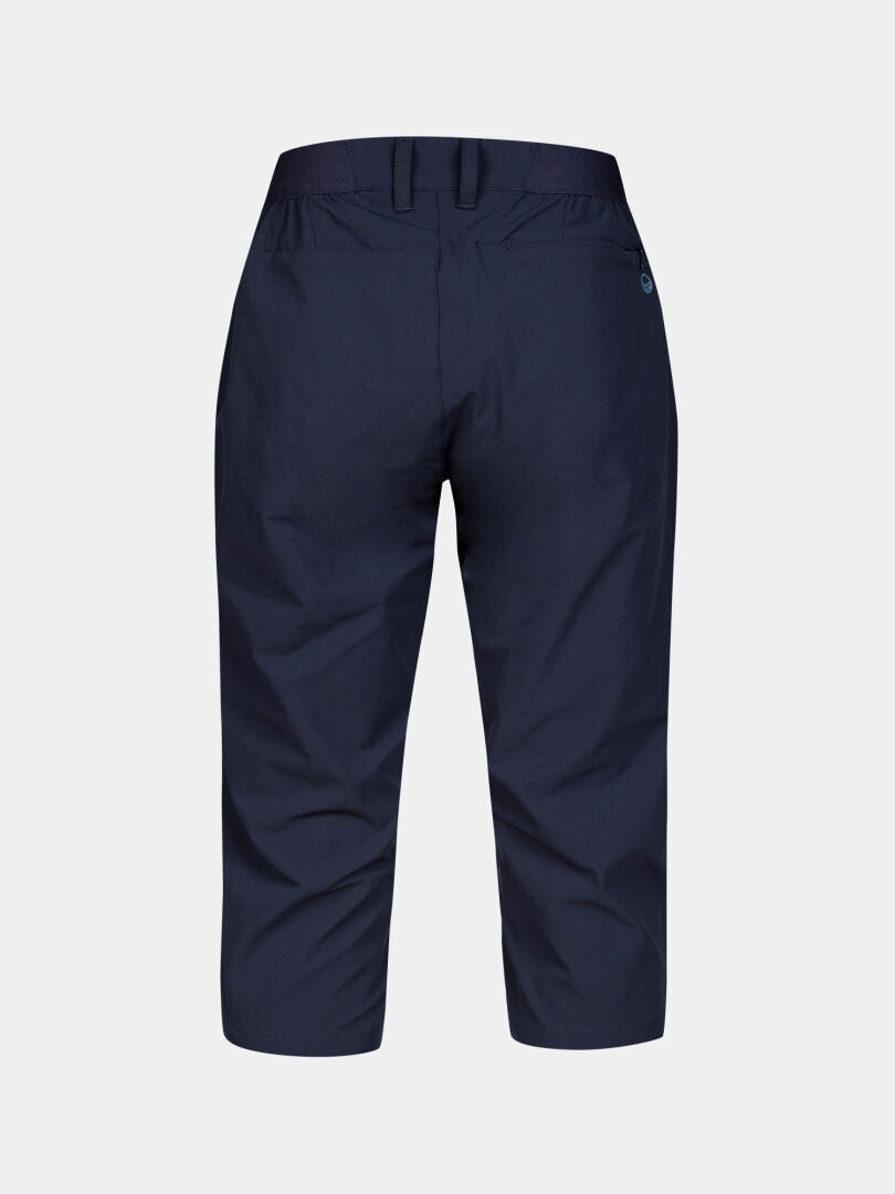 Rückansicht der Halti Drive X-Stretch Caprihose Damen in Marineblau, mit Gürtelschlaufen, geknöpfter Tasche rechts und UPF 50+-Schutz.