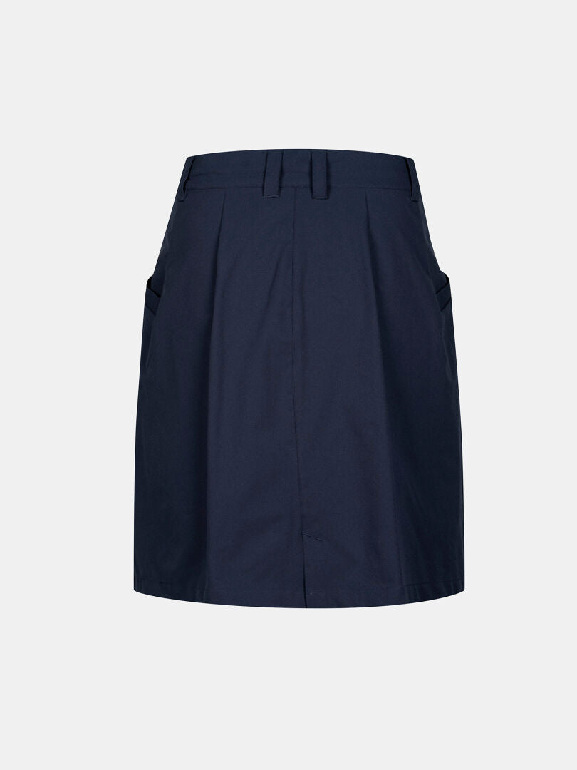 Halti Drive X-Stretch Skort Damen in Marineblau mit Gürtelschlaufen und Seitentaschen, auf schlichtem weißem Hintergrund.