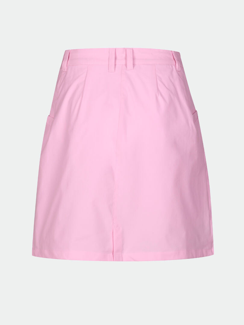 Eine Vorderansicht des rosa Halti Drive X-Stretch Skort Damen mit Gürtelschlaufen und Seitentaschen, ideal für Outdoor-Aktivitäten.