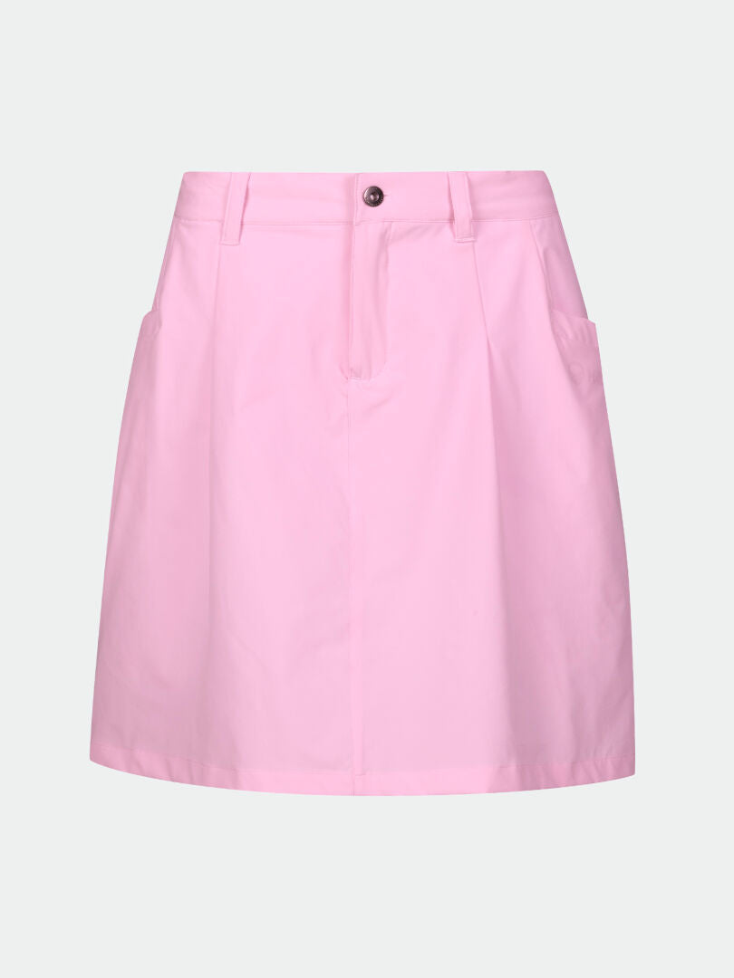 Der Halti Drive X-Stretch Skort Damen ist knielang, hellrosa, mit Gürtelschlaufen, Reißverschluss und Seitentaschen.