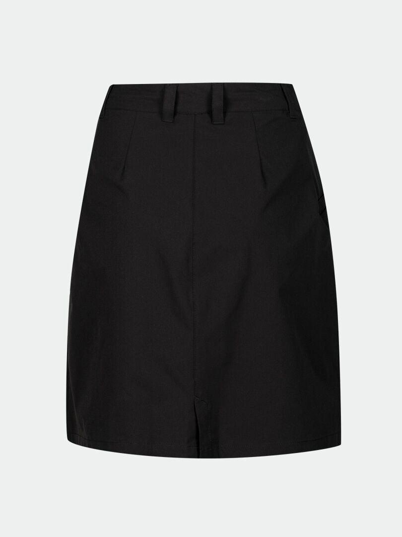 Der Halti Drive X-Stretch Skort Damen bietet Gürtelschlaufen und Nähte vorne, perfekt für Outdoor-Aktivitäten und Komfort.