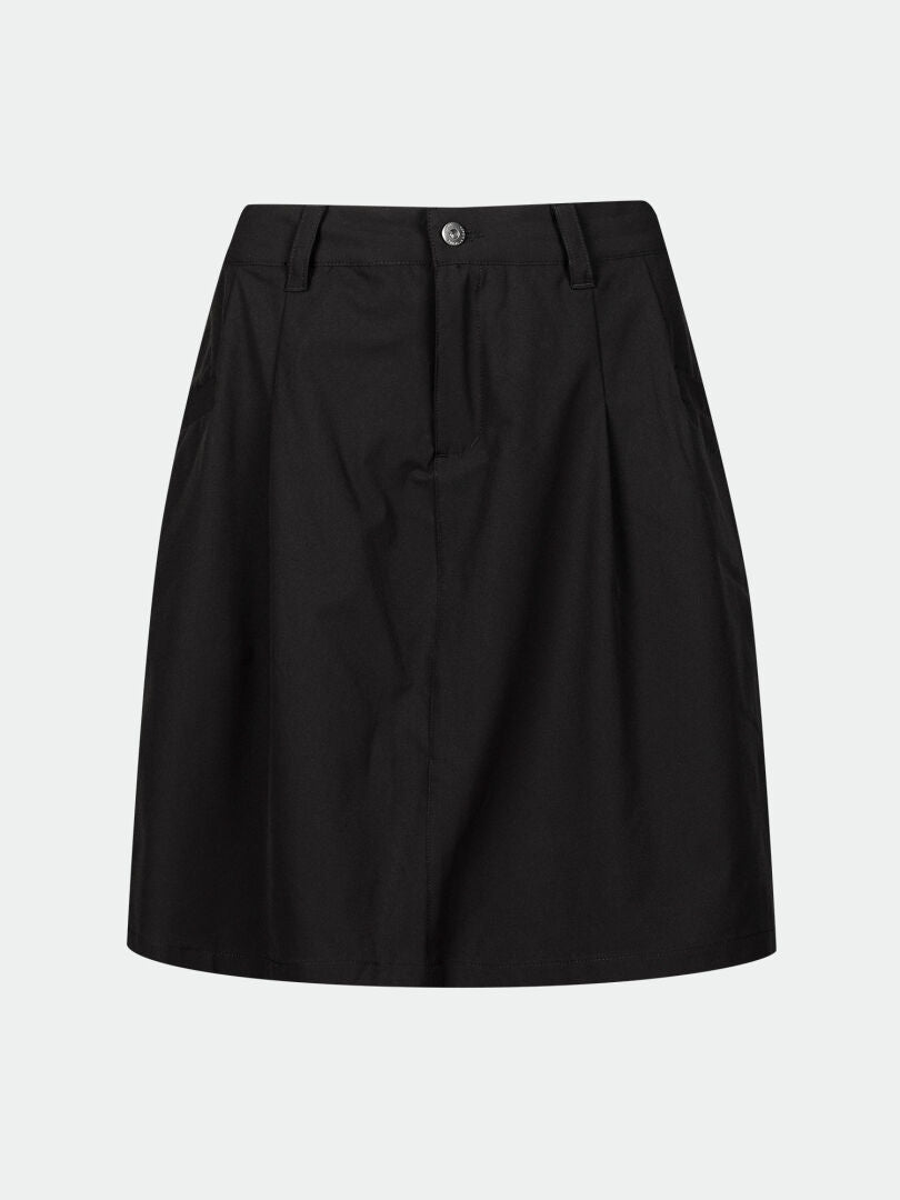 Der Halti Drive X-Stretch Skort Damen in Schwarz verfügt über Gürtelschlaufen, Seitentaschen und Stretch für Outdoor-Aktivitäten.