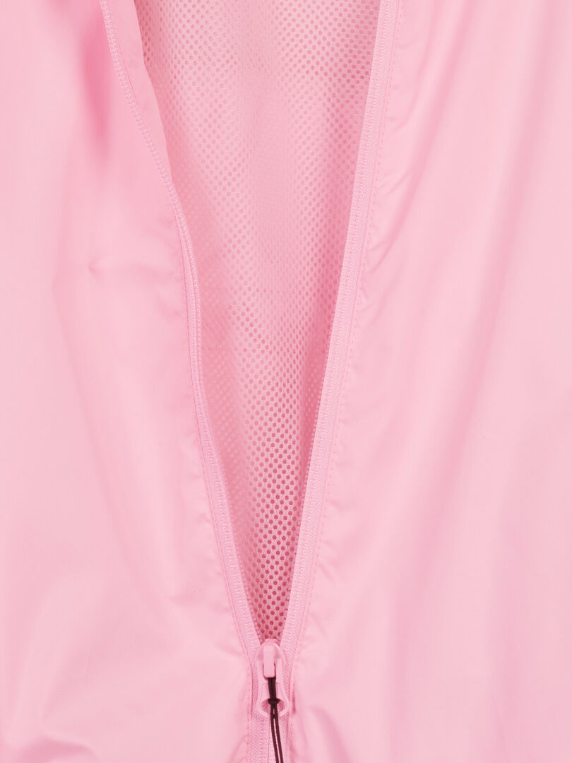 Nahaufnahme der Halti Saime Windbreaker Jacke Damen, die durch einen teilweise geöffneten Reißverschluss das rosa Mesh-Innenfutter zeigt.
