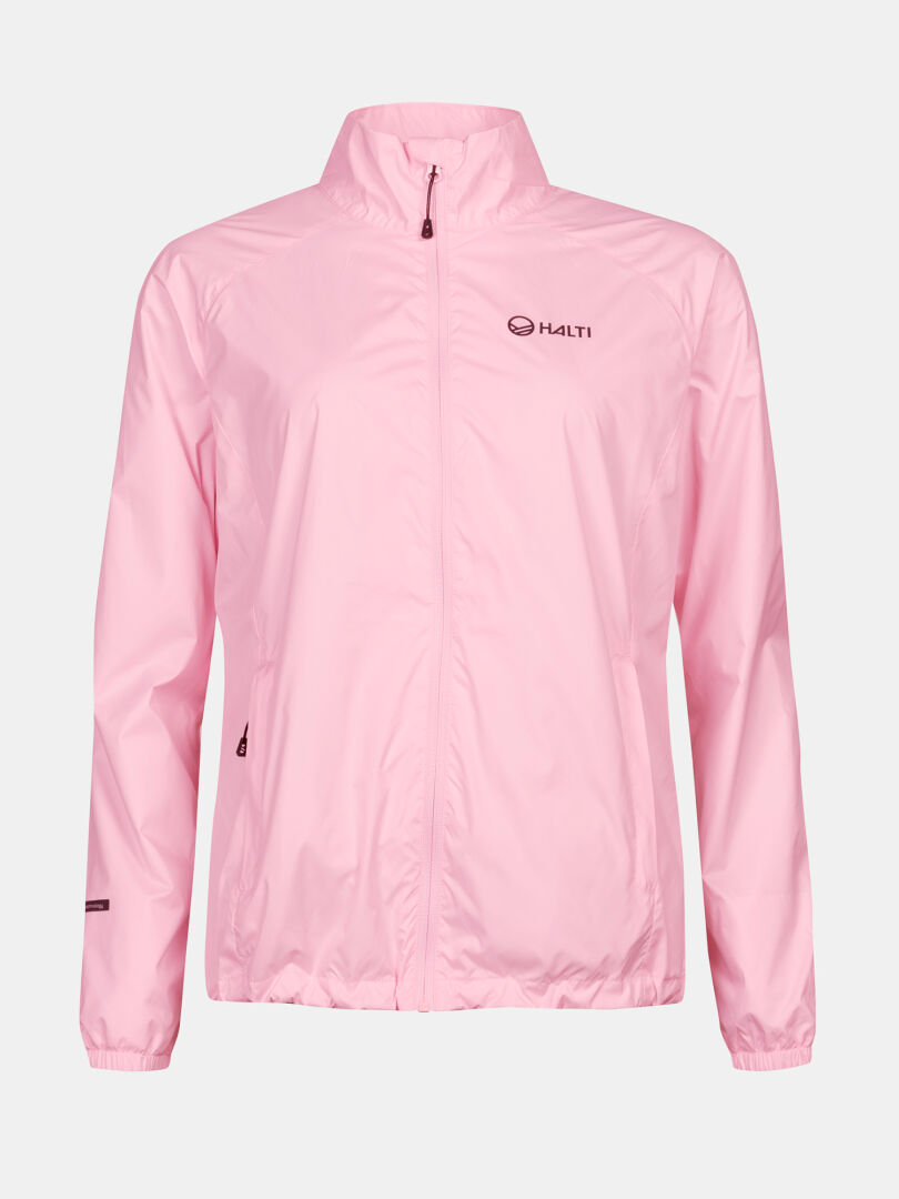 Die Halti Saime Windbreaker Jacke für Damen ist ein hellrosa, winddichtes Reißverschlussmodell mit hohem Kragen und Logo auf der Brust, das auf einfarbigem Hintergrund abgebildet ist.