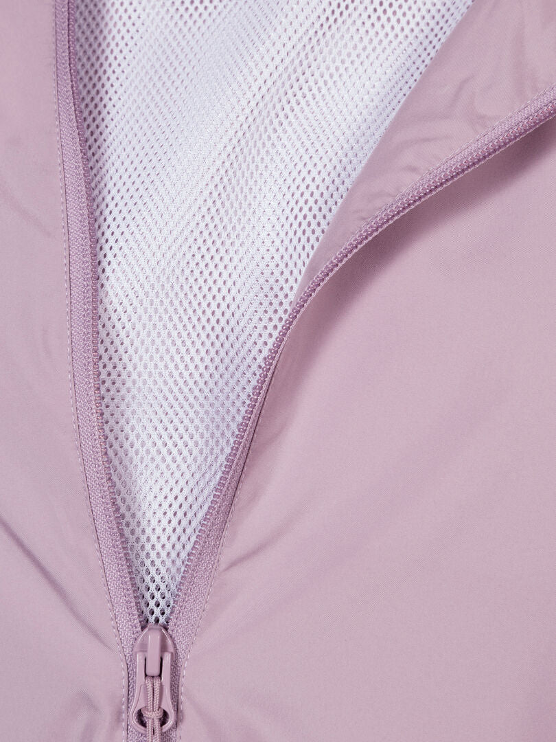 Nahaufnahme der Halti Saime Windbreaker Jacke Damen in Hellviolett, teilweise geöffnet, um das weiße Netzfutter zu zeigen.