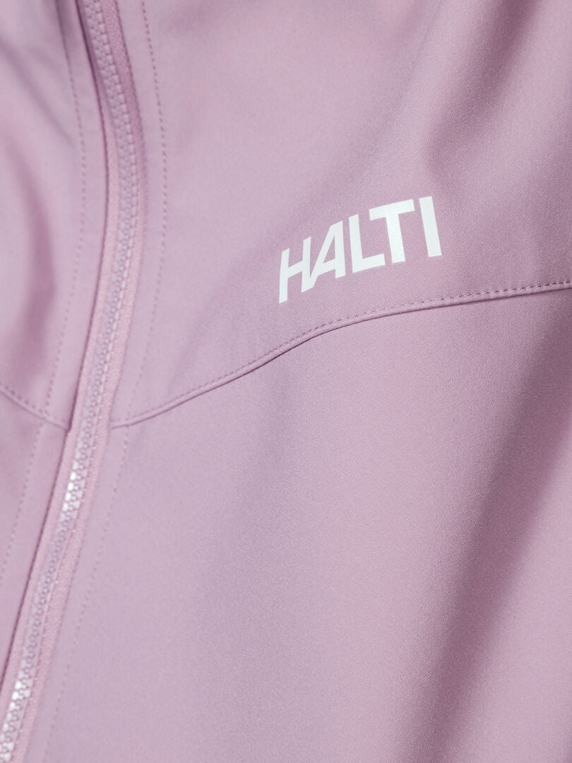 Nahaufnahme einer hellvioletten Halti Wedge Softshell Jacke Damen mit Reißverschluss und weißem Logo auf der Brust.