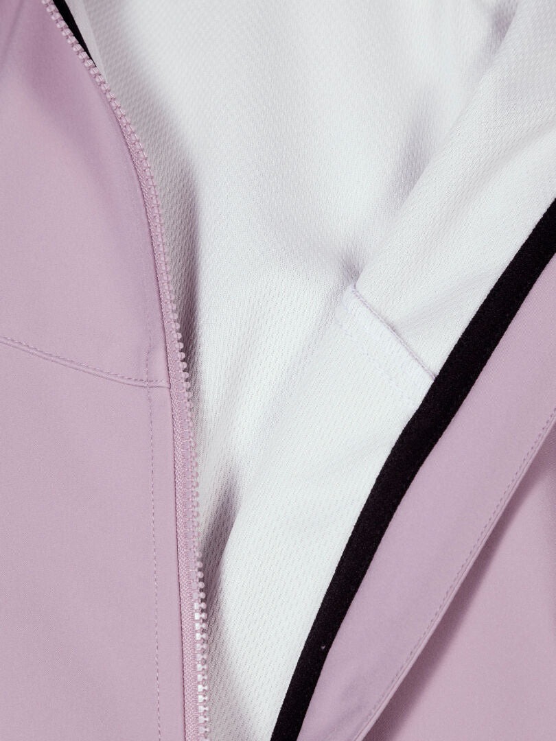 Nahaufnahme der Halti Wedge Softshell Jacke Damen in helllila mit weißem Futter und teilweise geöffnetem Reißverschluss.