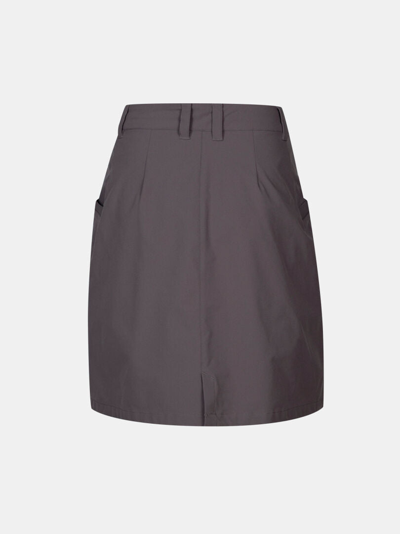 Der Halti Drive X-stretch Rock Damen Plus ist ein dunkelgrauer, knielanger Rock mit Gürtelschlaufen und Seitentaschen.