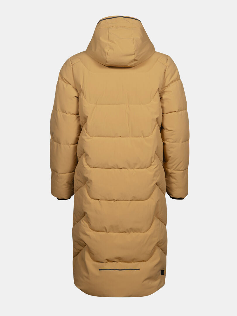 Rückenansicht der Halti Brahe Puffer Long Winterjacke Damen mit Kapuze und Steppung, vor einem neutralen Hintergrund.