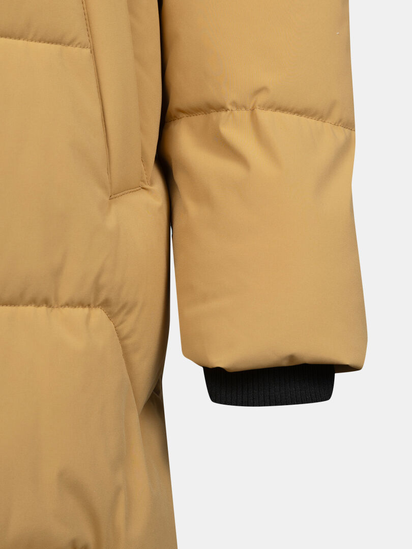 Nahaufnahme des Ärmels und der Tasche der Halti Brahe Puffer Long Winterjacke Damen mit einem sichtbaren schwarzen Bündchen.