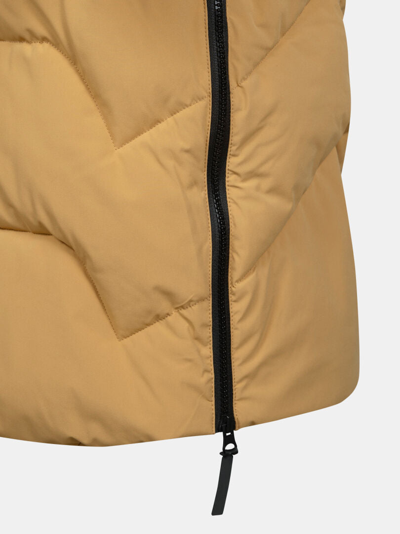 Nahaufnahme von Halti Brahe Puffer Long Winterjacke Damen, hellbraun gesteppt, schwarzer Reißverschluss, teilweise geöffnet.