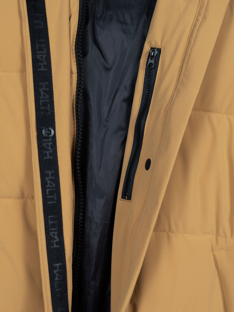 Nahaufnahme der Halti Brahe Puffer Long Winterjacke Damen mit schwarzem Reißverschluss und gebrandetem Band entlang der Innennaht.