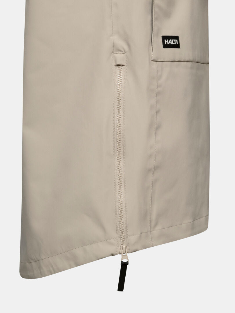 Nahaufnahme einer beigen „Tokoi II DX Parkajacke Damen“ von Halti mit Reißverschluss und Etikett, gefertigt aus DrymaxX-Material.